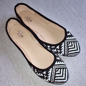 Invite Only Geometric Flats - Size 10